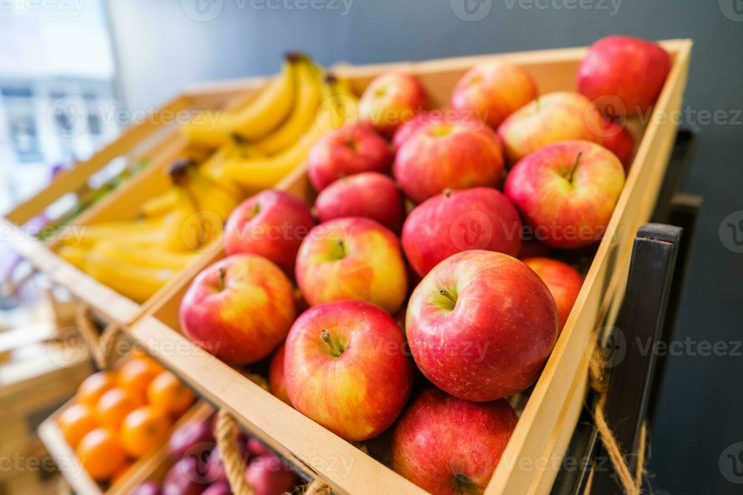 salutare frutta e verdure nel drogheria negozio foto