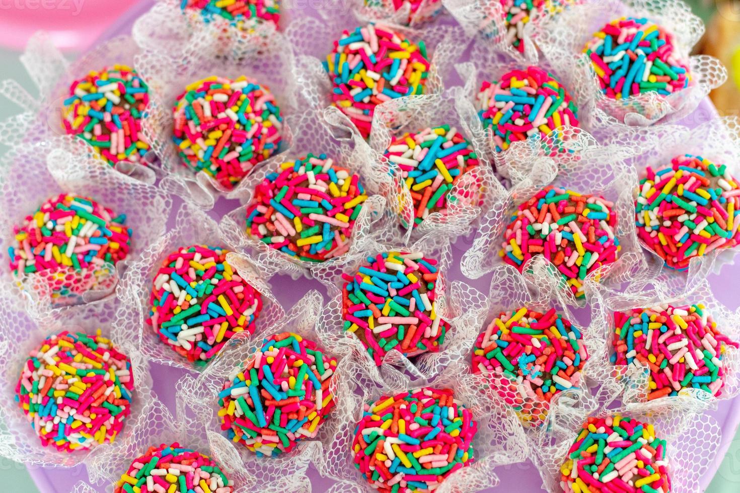 brigadeiro palline di cioccolato con codette colorate foto