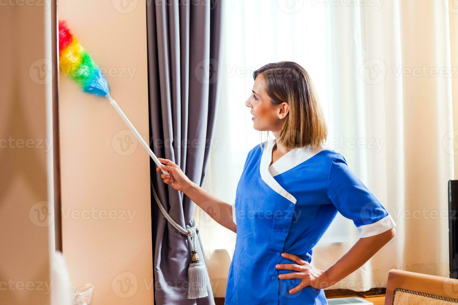 un' domestica Lavorando nel un' Hotel camera foto