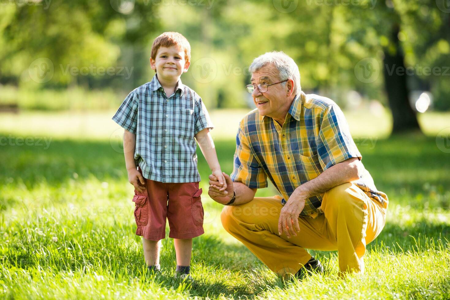 nonno e nipote la spesa tempo all'aperto foto