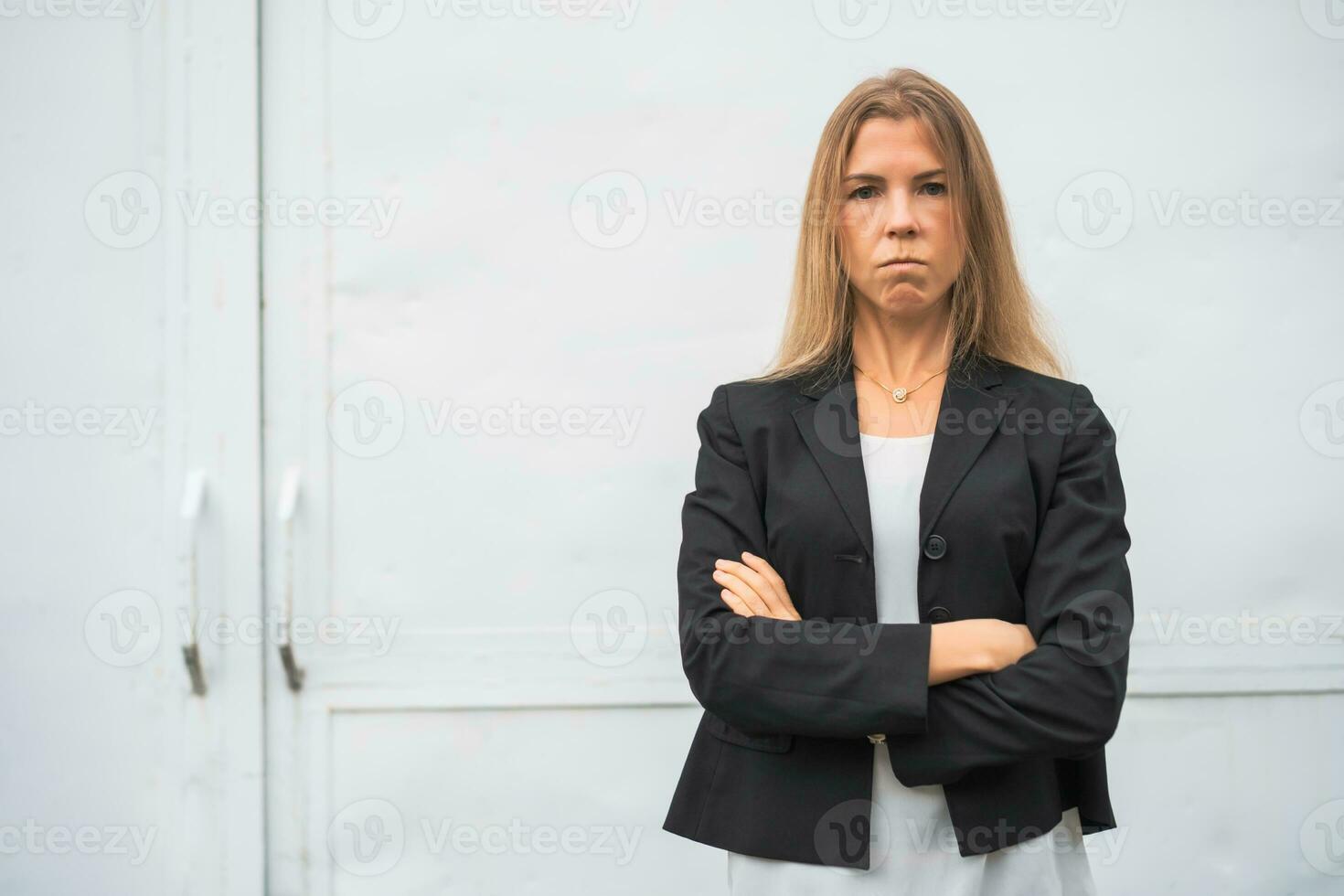 un' grave donna d'affari nel un' nero completo da uomo foto