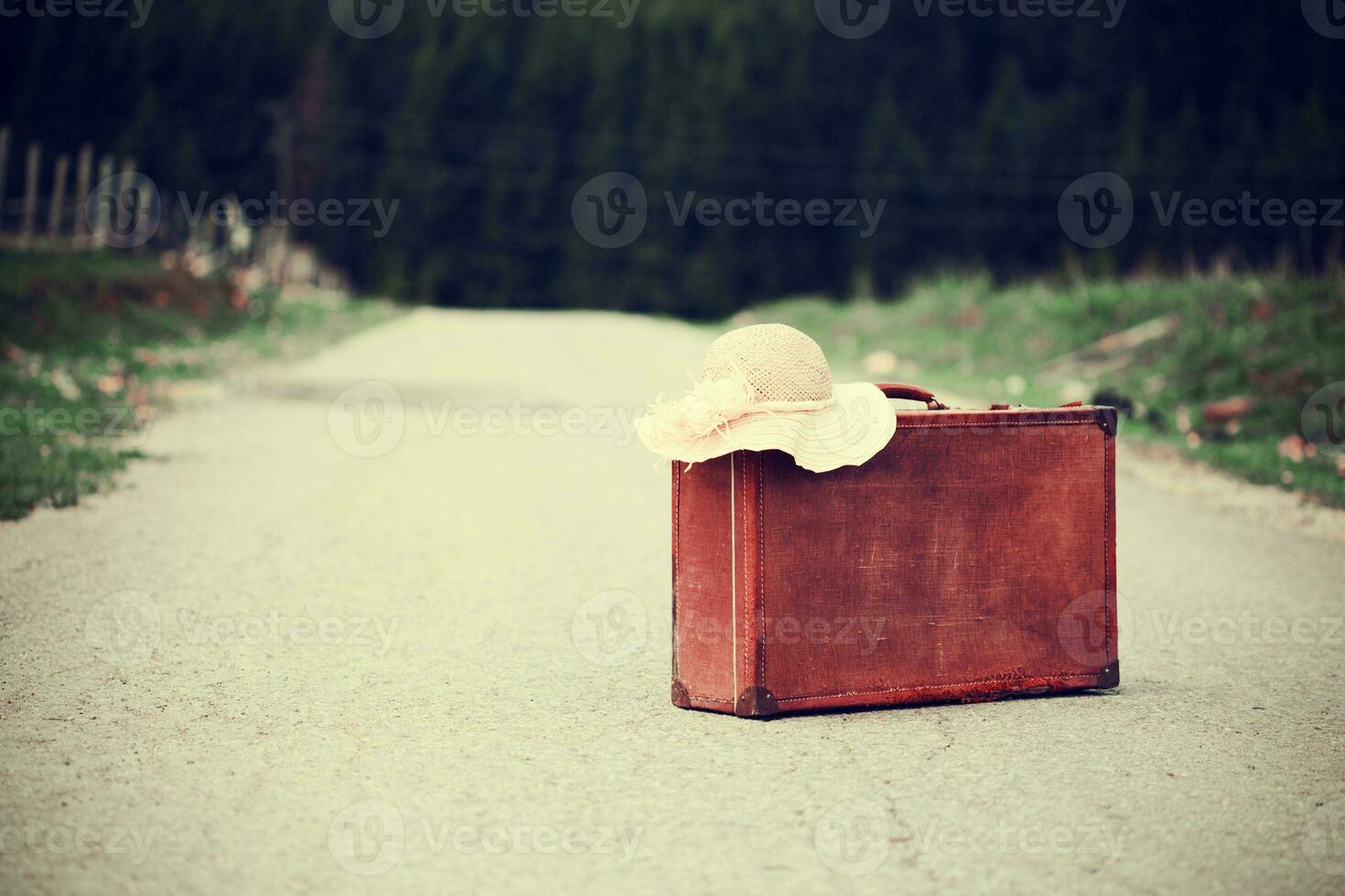 un vecchio Borsa su il strada foto