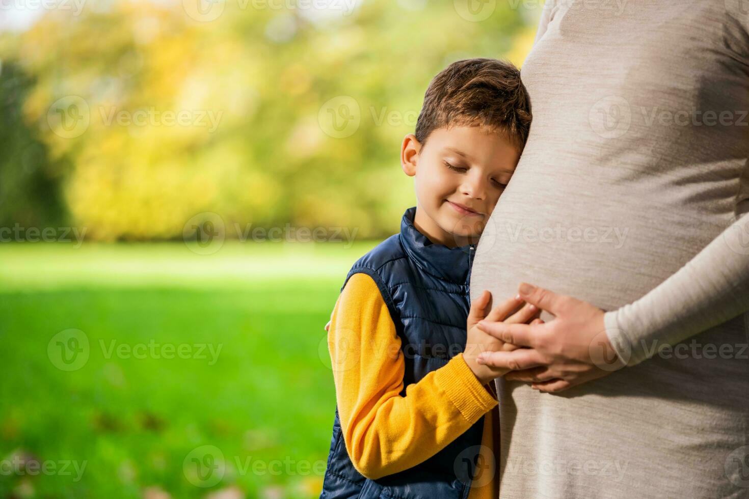 incinta donna e sua figlio foto
