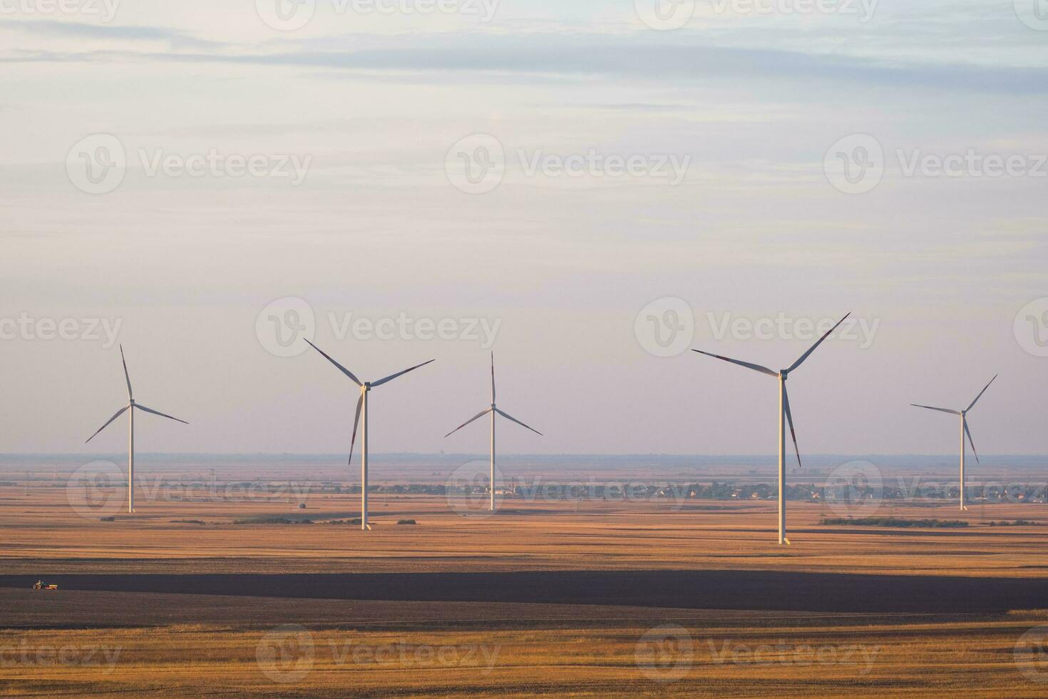 un' campo con vento turbine foto