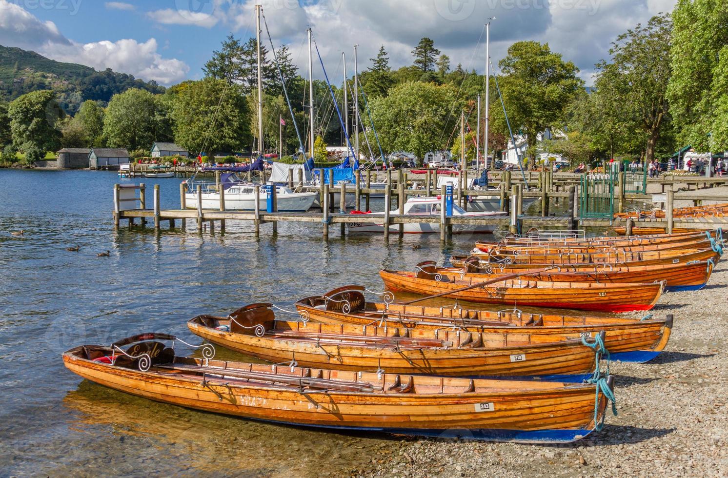 Barche a remi in ambleside sul lago di windermere, cumbria foto