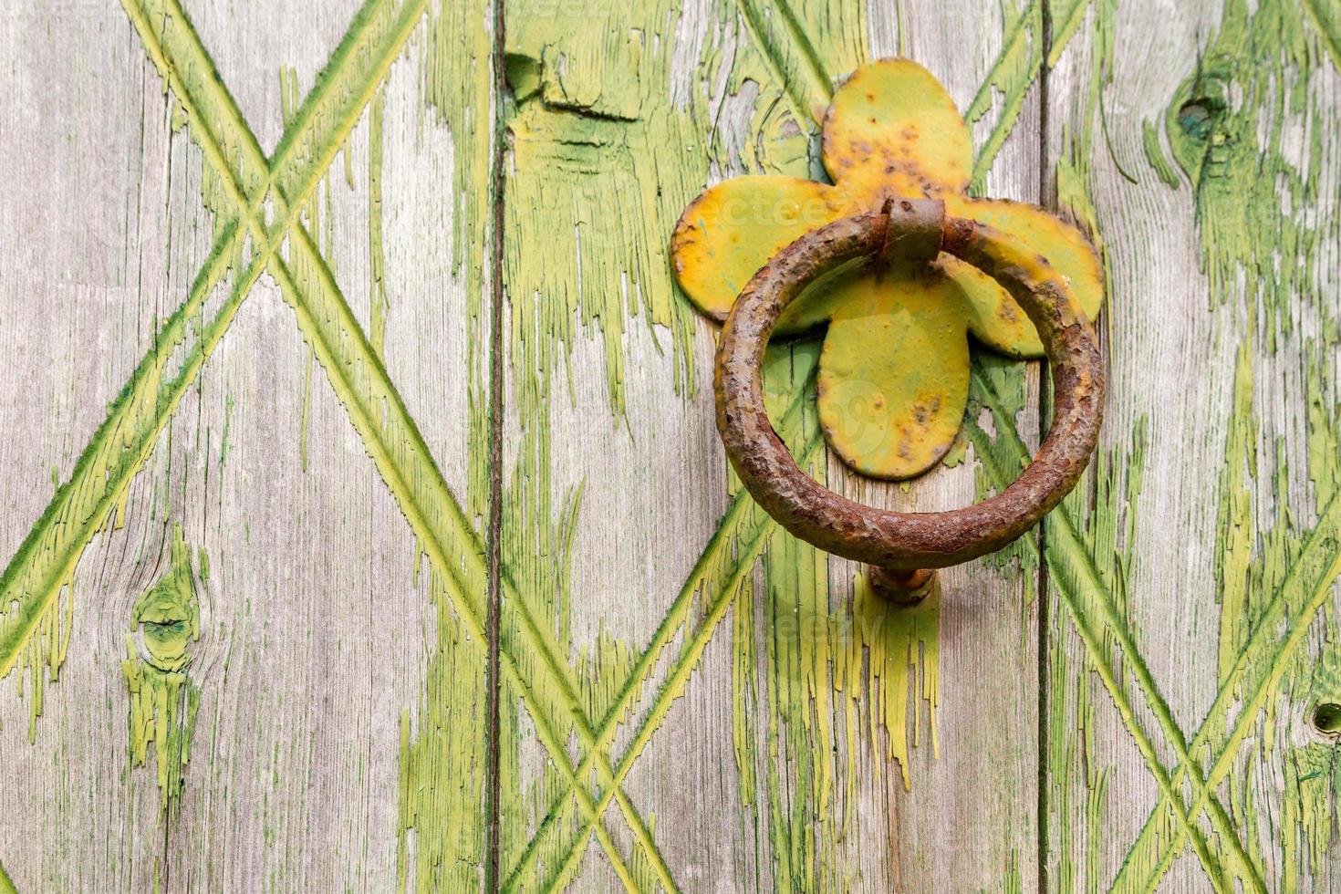 maniglia-battente della porta sulla vecchia porta di legno foto