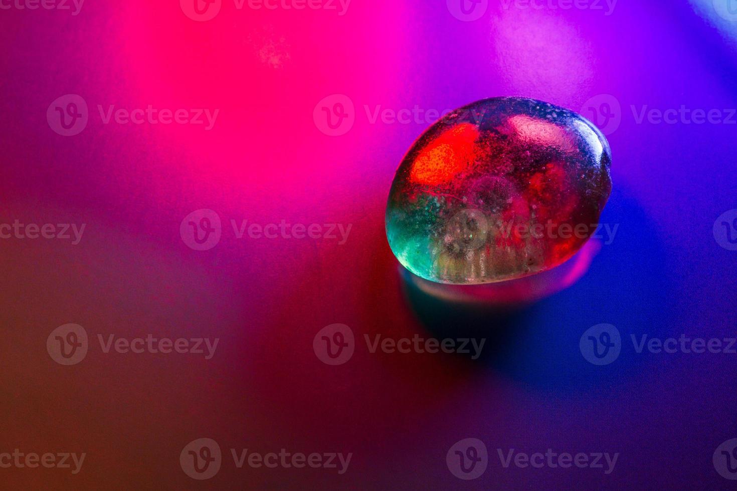 gemma minerale illuminata in modo colorato che mostra dettagli astratti foto