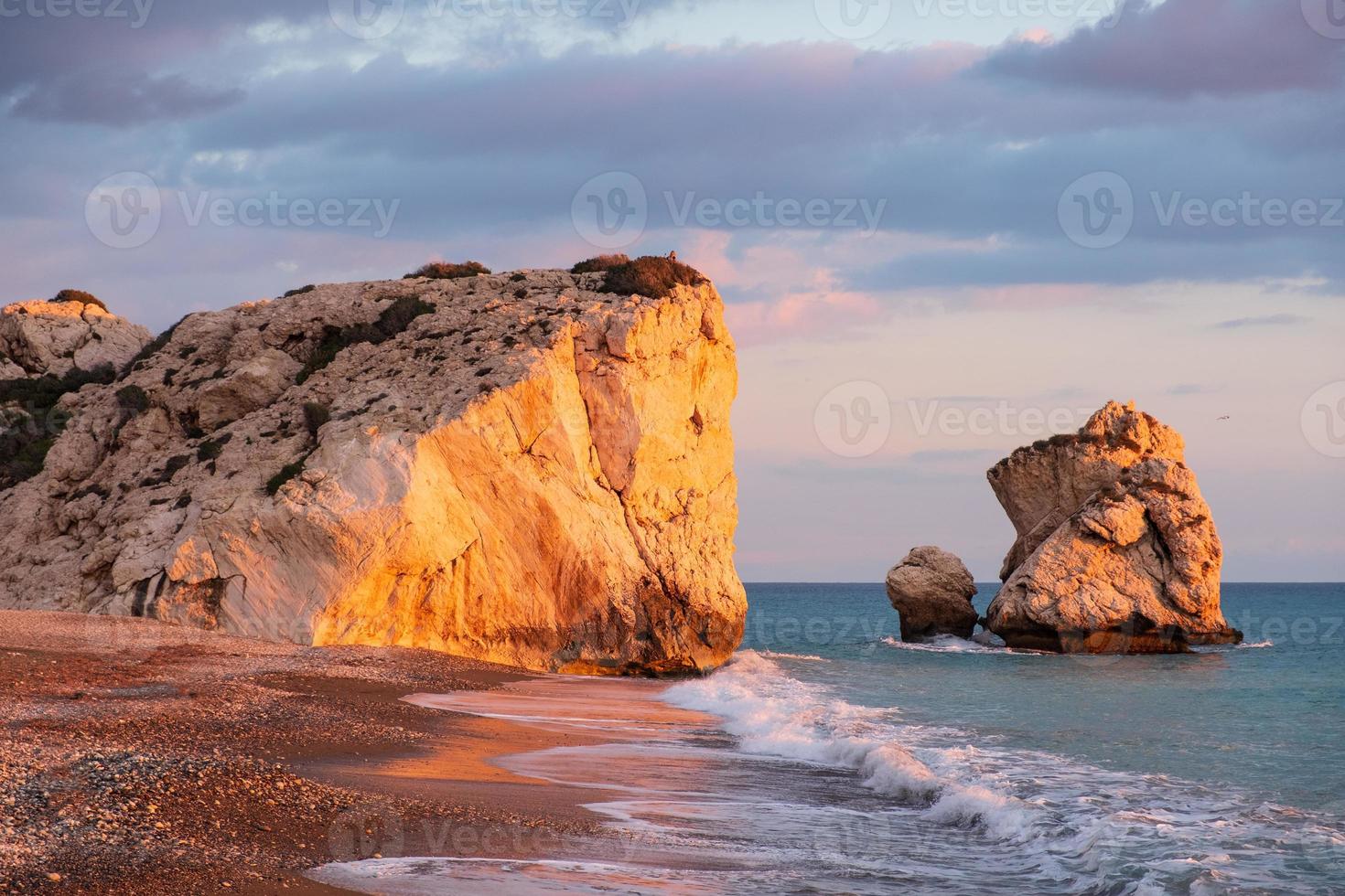 bella vista pomeridiana della spiaggia intorno a petra tou romiou, noto anche come luogo di nascita di afrodite, a paphos, cipro. foto