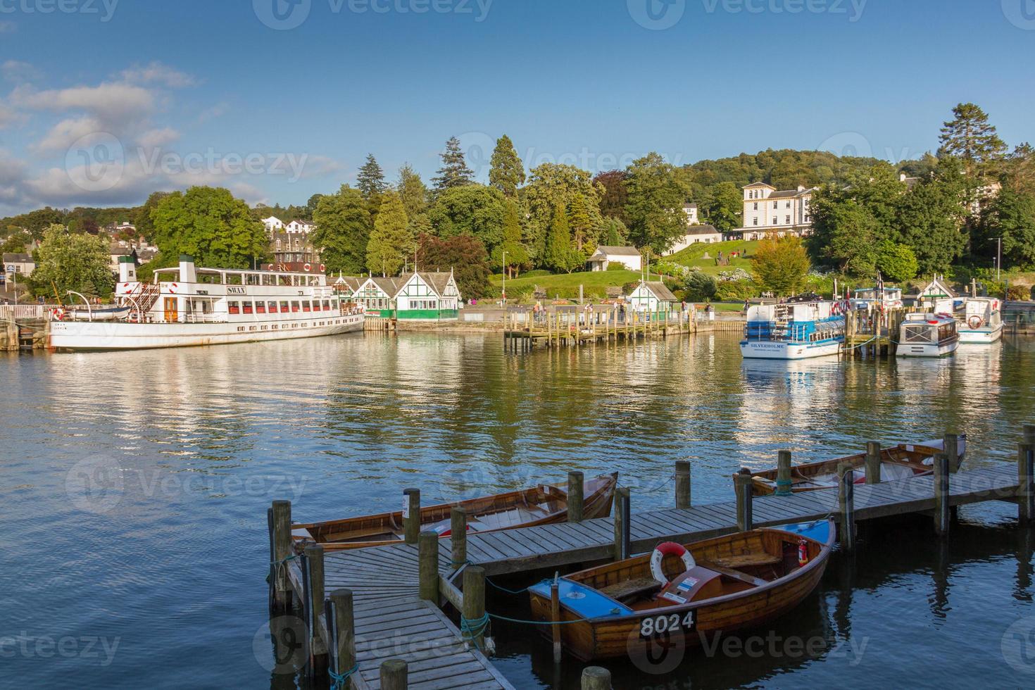 Bowness-on-Windermere vista sul porto nella luce del pomeriggio, Lake District in Cumbria, Regno Unito foto