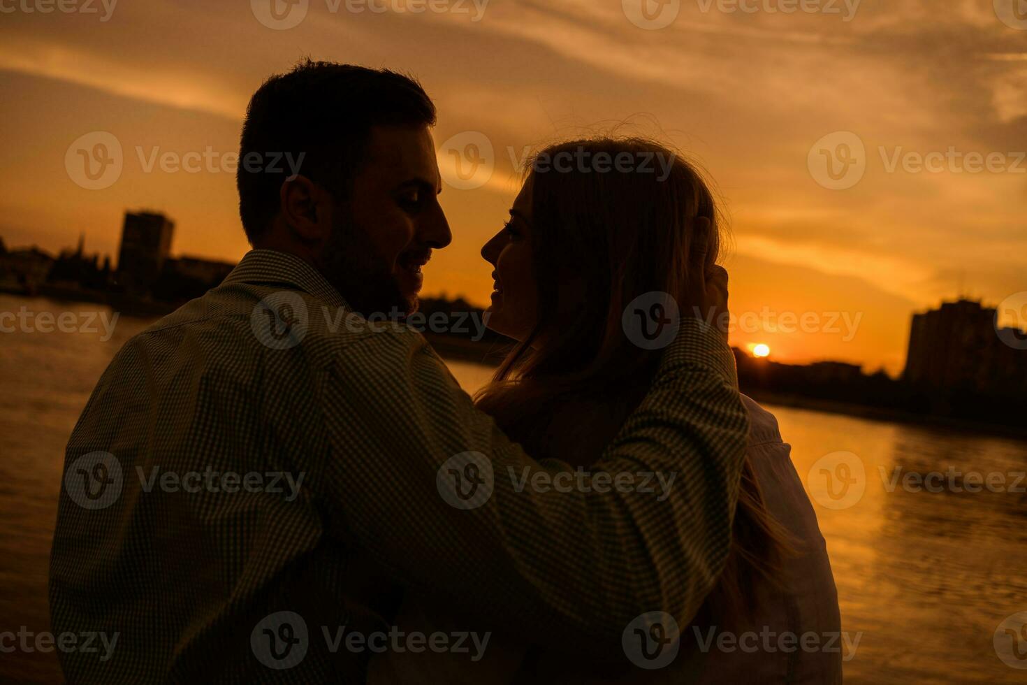 un' giovane coppia al di sopra di il tramonto foto