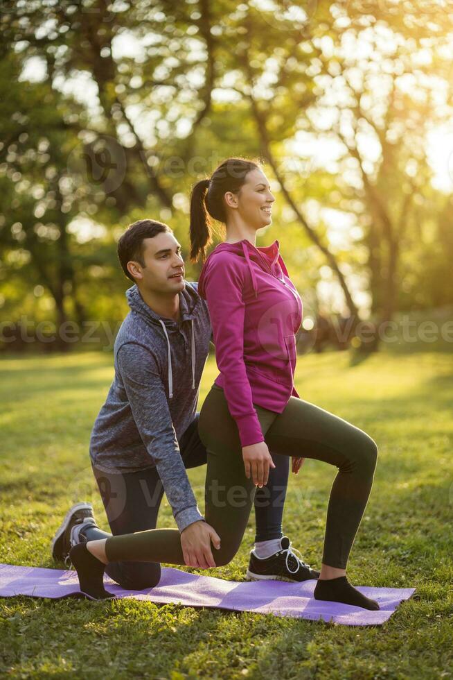 coppia esercizio insieme nel il parco foto