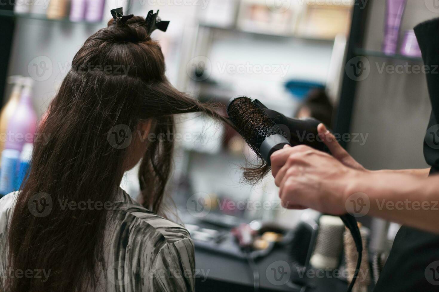 un' donna a un' capelli salone foto