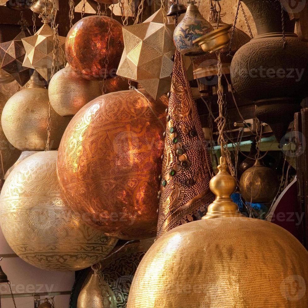 tradizionali paralumi in ottone arabo in mostra nel mercato tradizionale al cairo, egitto foto