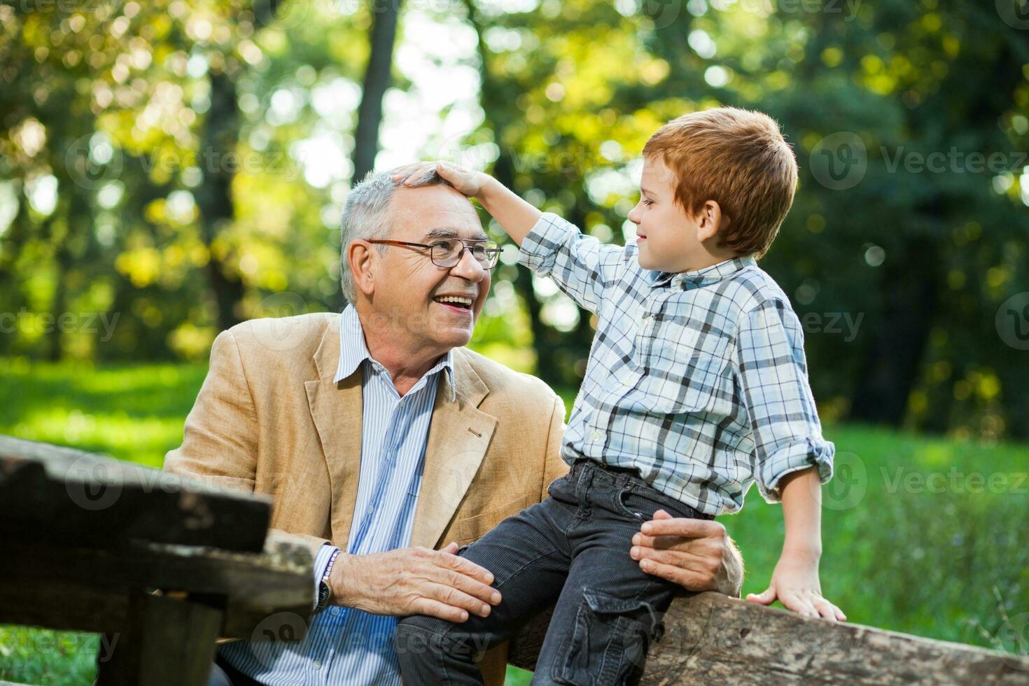 un' nonno e il suo nipote la spesa tempo insieme all'aperto foto