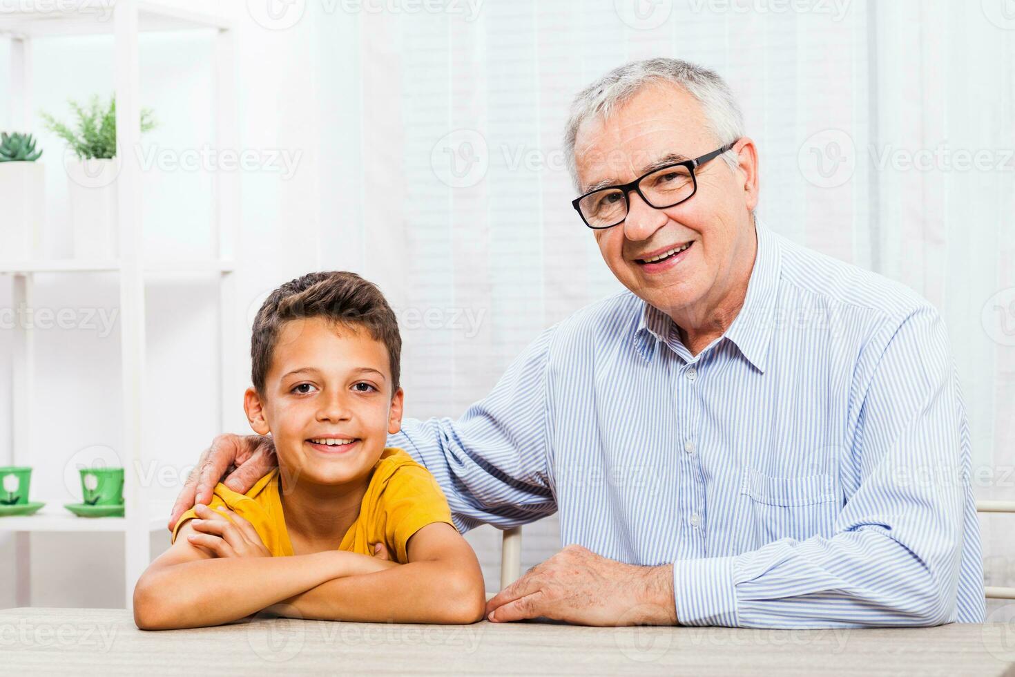 un' nonno la spesa tempo con il suo nipote foto