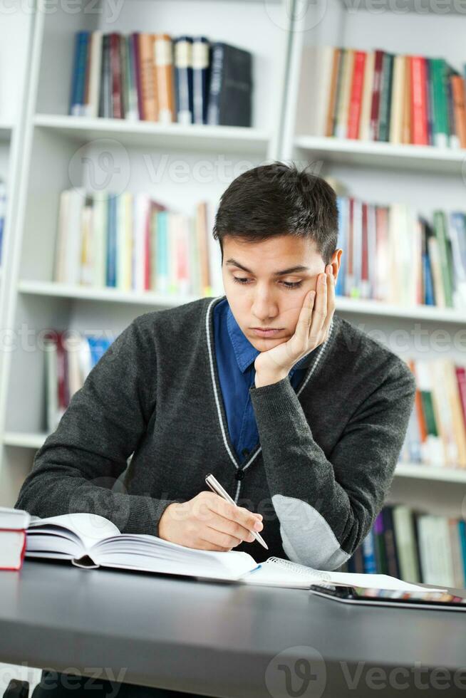 un' alunno nel il biblioteca foto