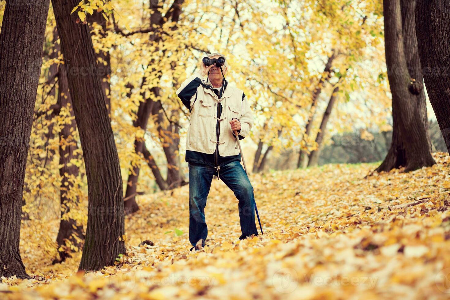 un' anziano uomo escursioni a piedi foto