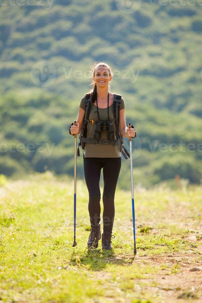 un' donna escursioni a piedi foto