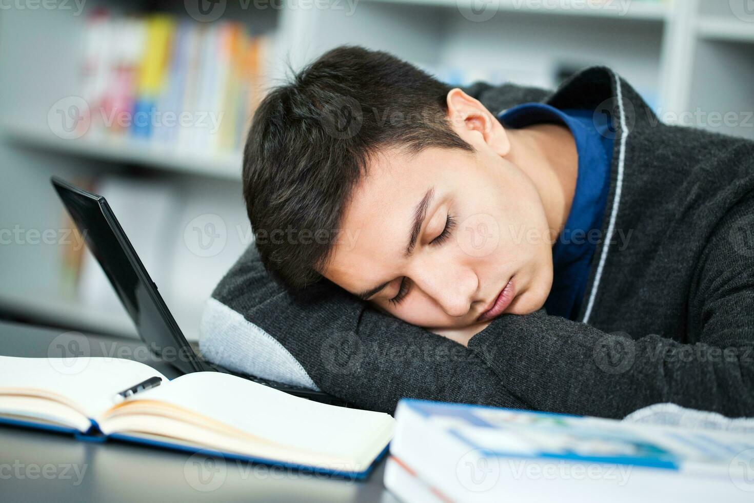 un' alunno nel il biblioteca foto