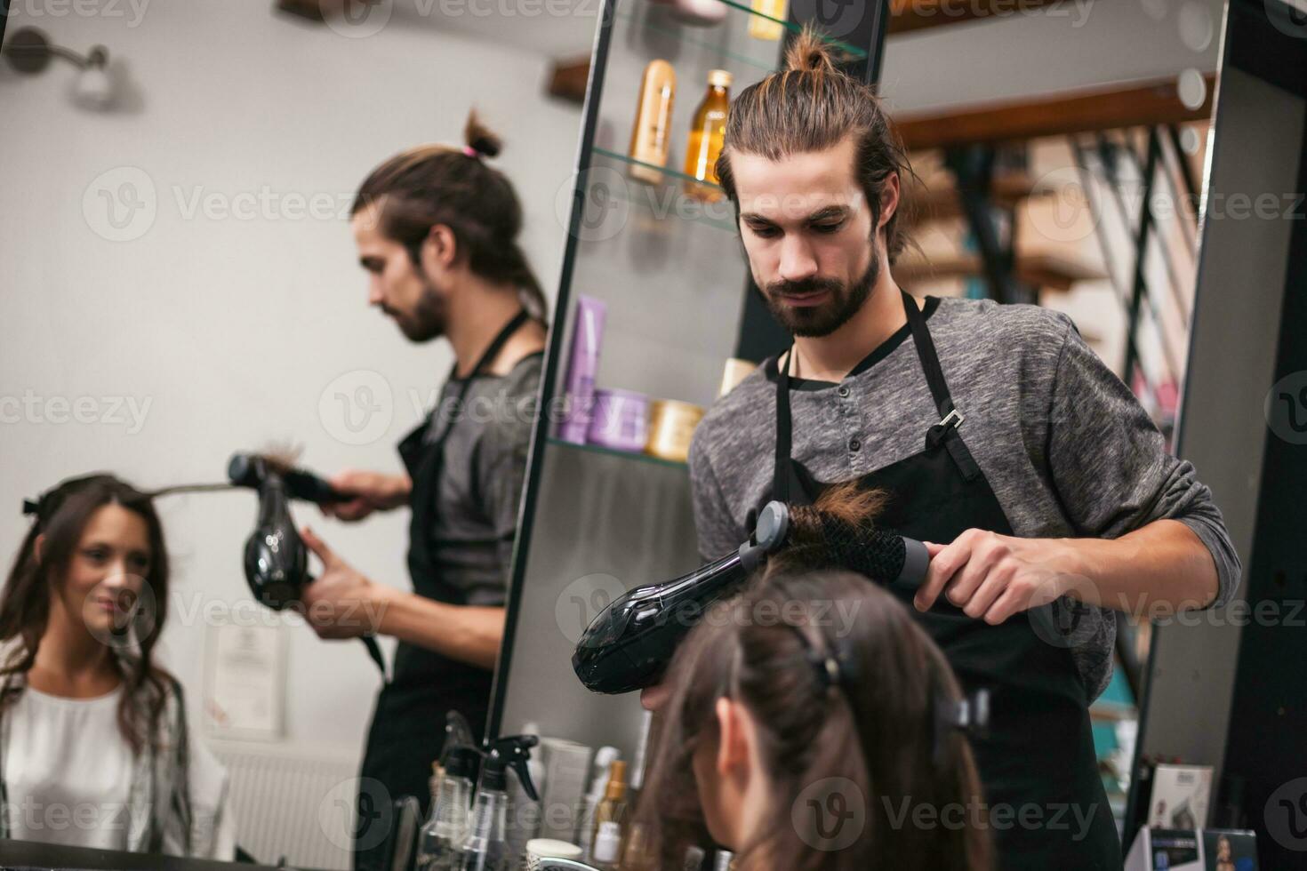 un' donna a un' capelli salone foto