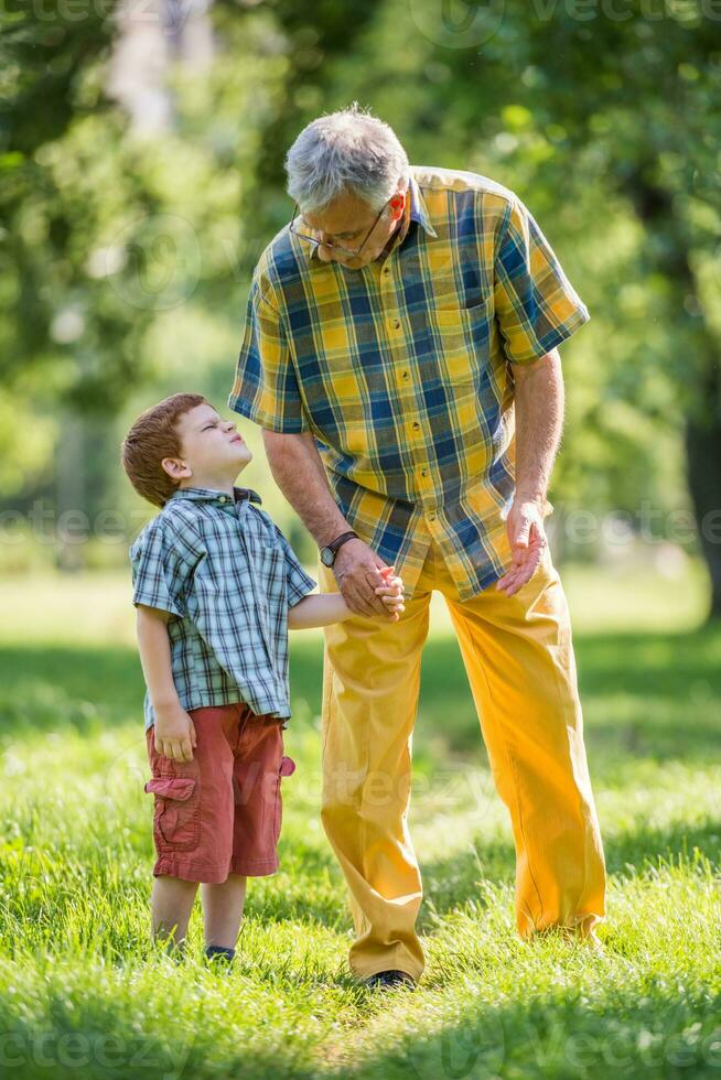 nonno e nipote la spesa tempo all'aperto foto