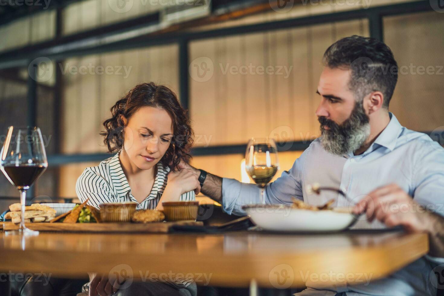 un' coppia avendo cena foto