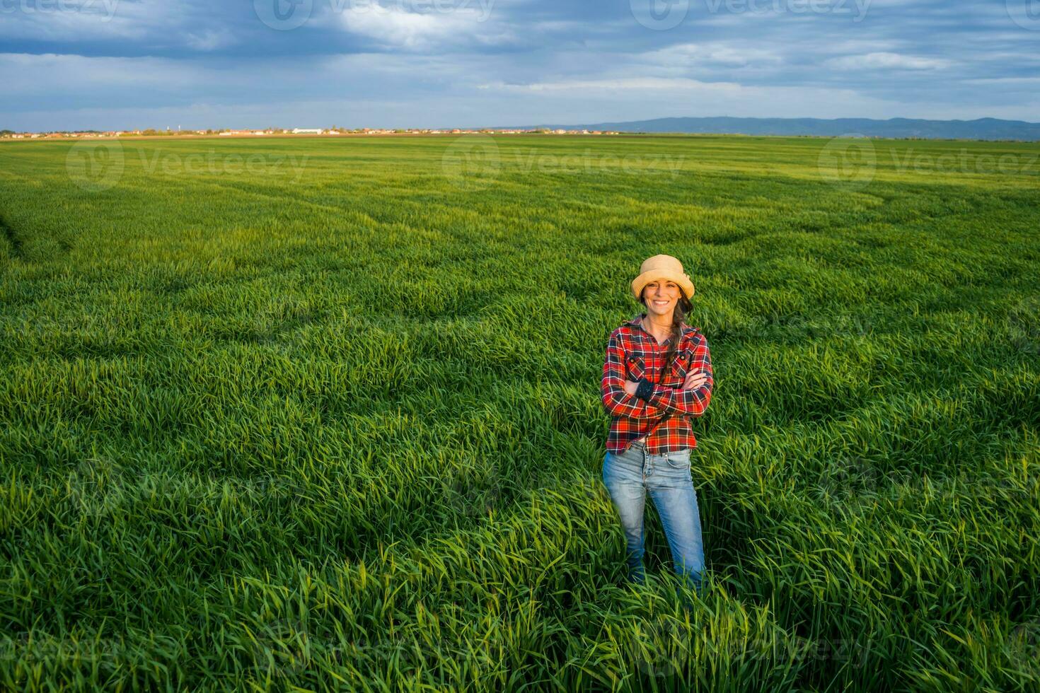 un' contadino in piedi nel un' orzo campo foto