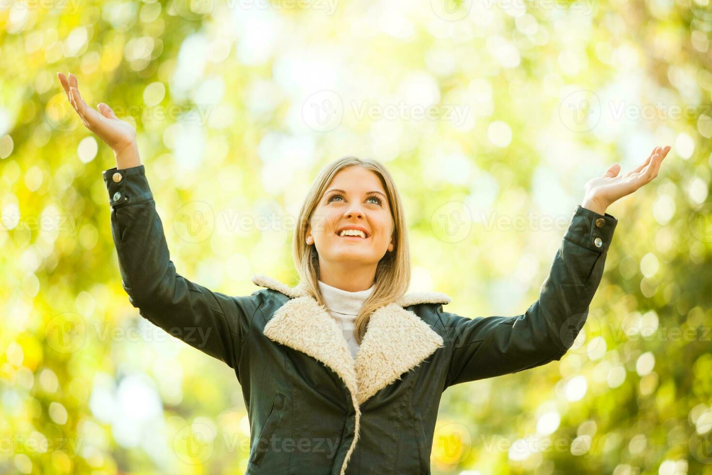 un' contento donna nel il parco foto