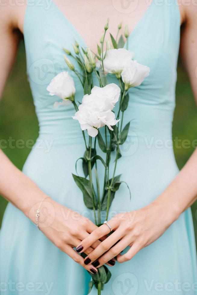 ragazza felice in un abito lungo turchese in un parco verde foto