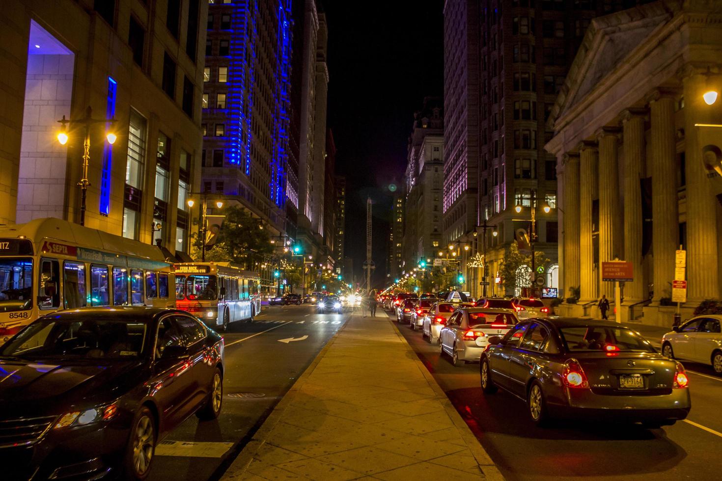 Philadelphia, PA, 13 novembre 2016 - strada trafficata di notte a Philadelphia foto