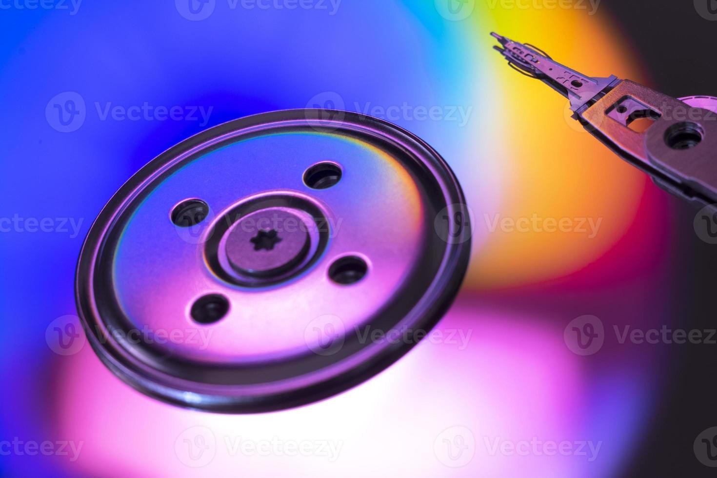 disco hdd roraty con riflessi colorati foto