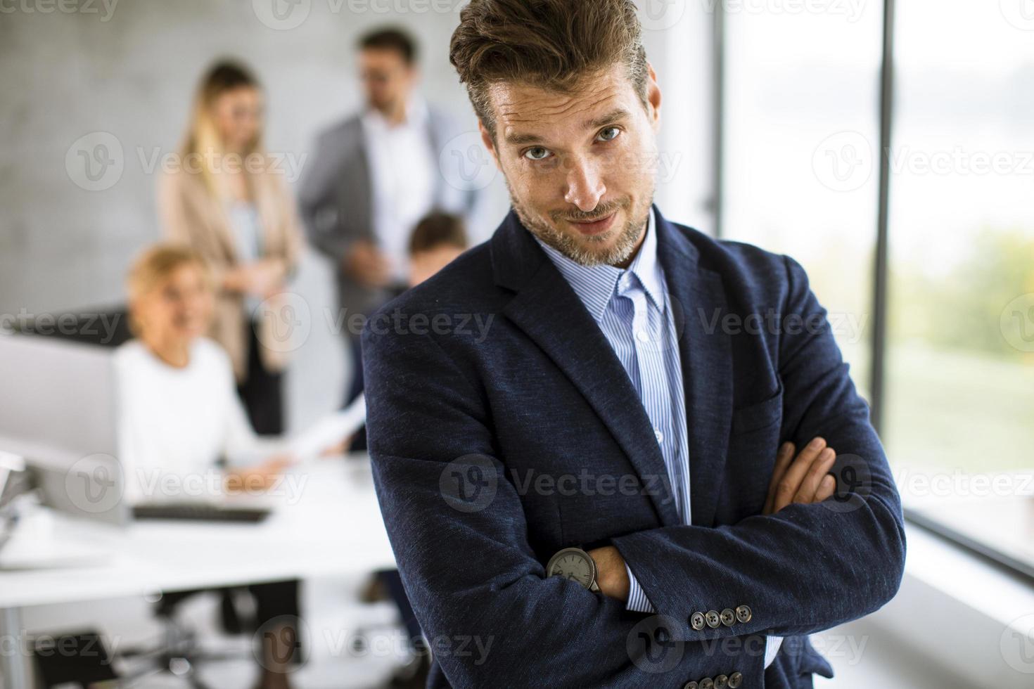 uomo davanti alla squadra foto