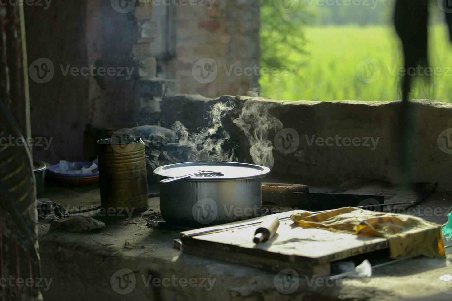 un vecchio carbonizzato fatti in casa fornello Fumo il fornello accanto il carbone stufa cucinando stufa affumicato cucinare foto