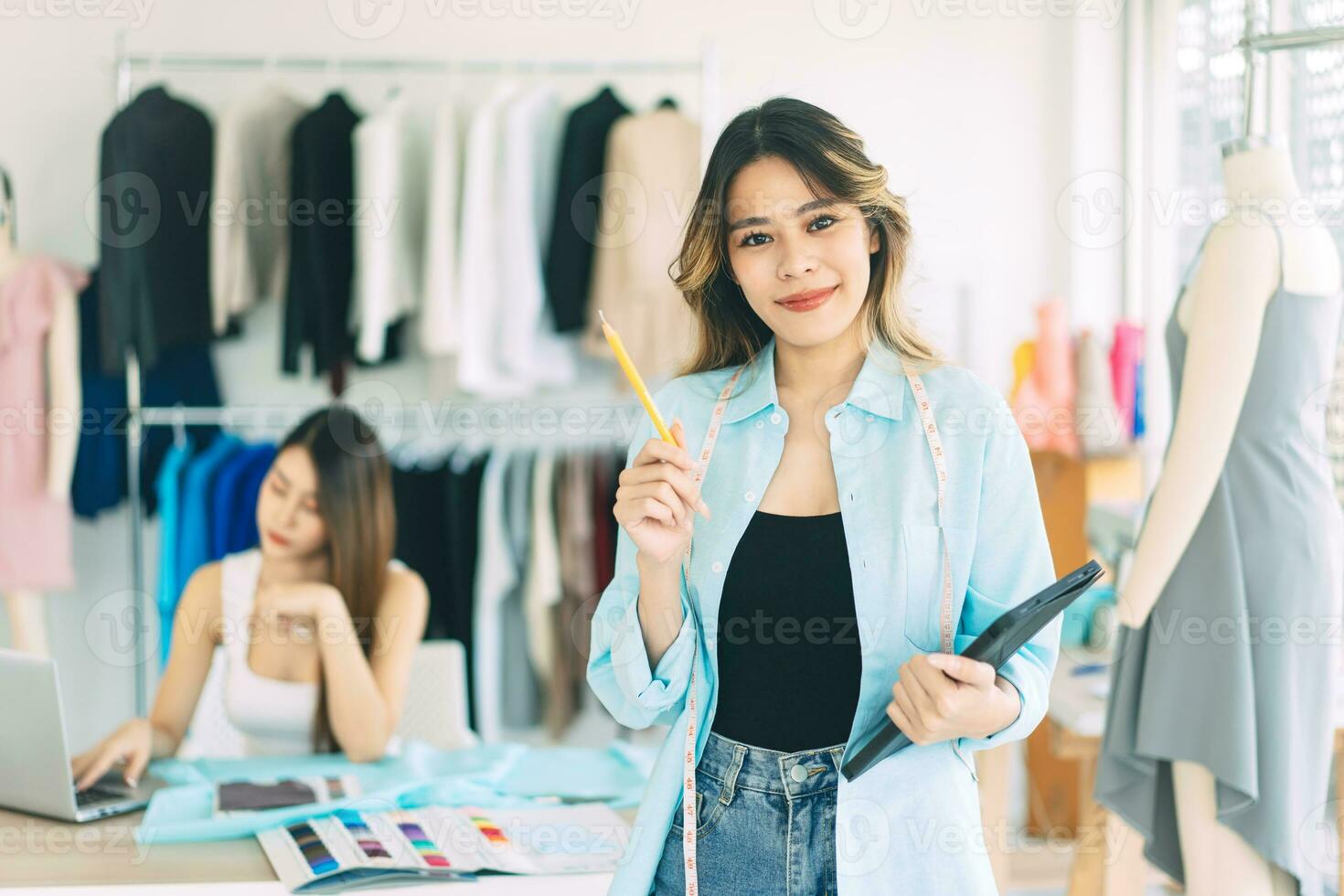 ritratto di giovane adulto bellissimo asiatico donna Lavorando sarto o moda progettista foto