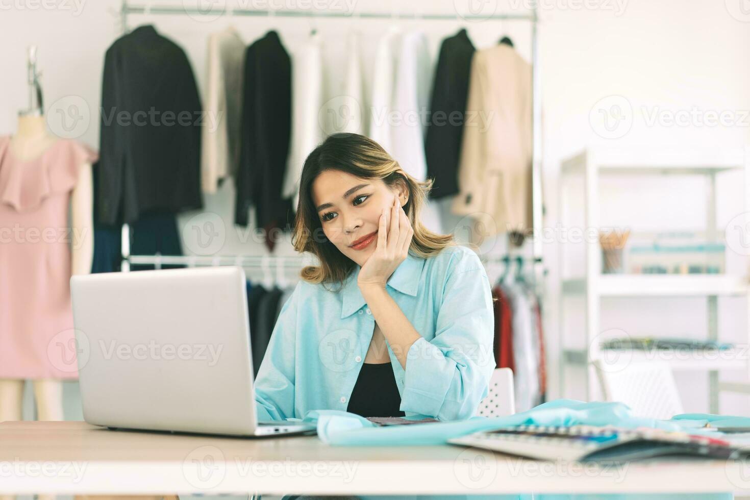 giovane adulto asiatico donna sarto progettista utilizzando il computer portatile computer per Internet in linea marketing contatto cliente foto