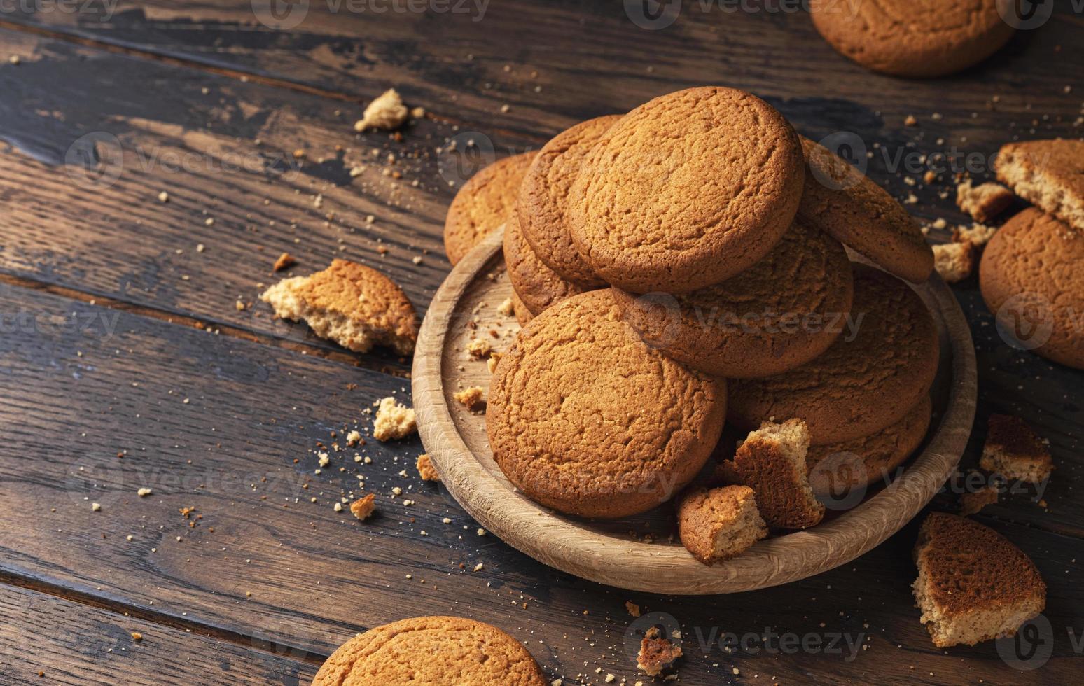 biscotti di farina d'avena sulla tavola di legno rustica con lo spazio della copia foto