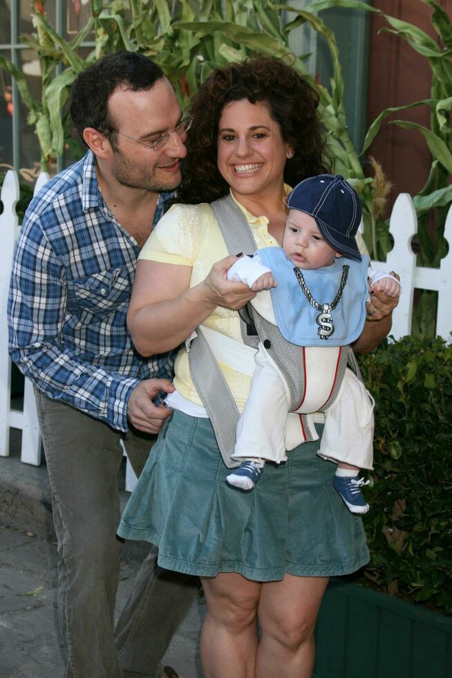 marissa jaret winokur marito Giuda mugnaio loro figlio zev in arrivo per il campo ronald mcdonald evento su il arretrato di universale studi nel los angeles circa in ottobre 26 20082008 foto