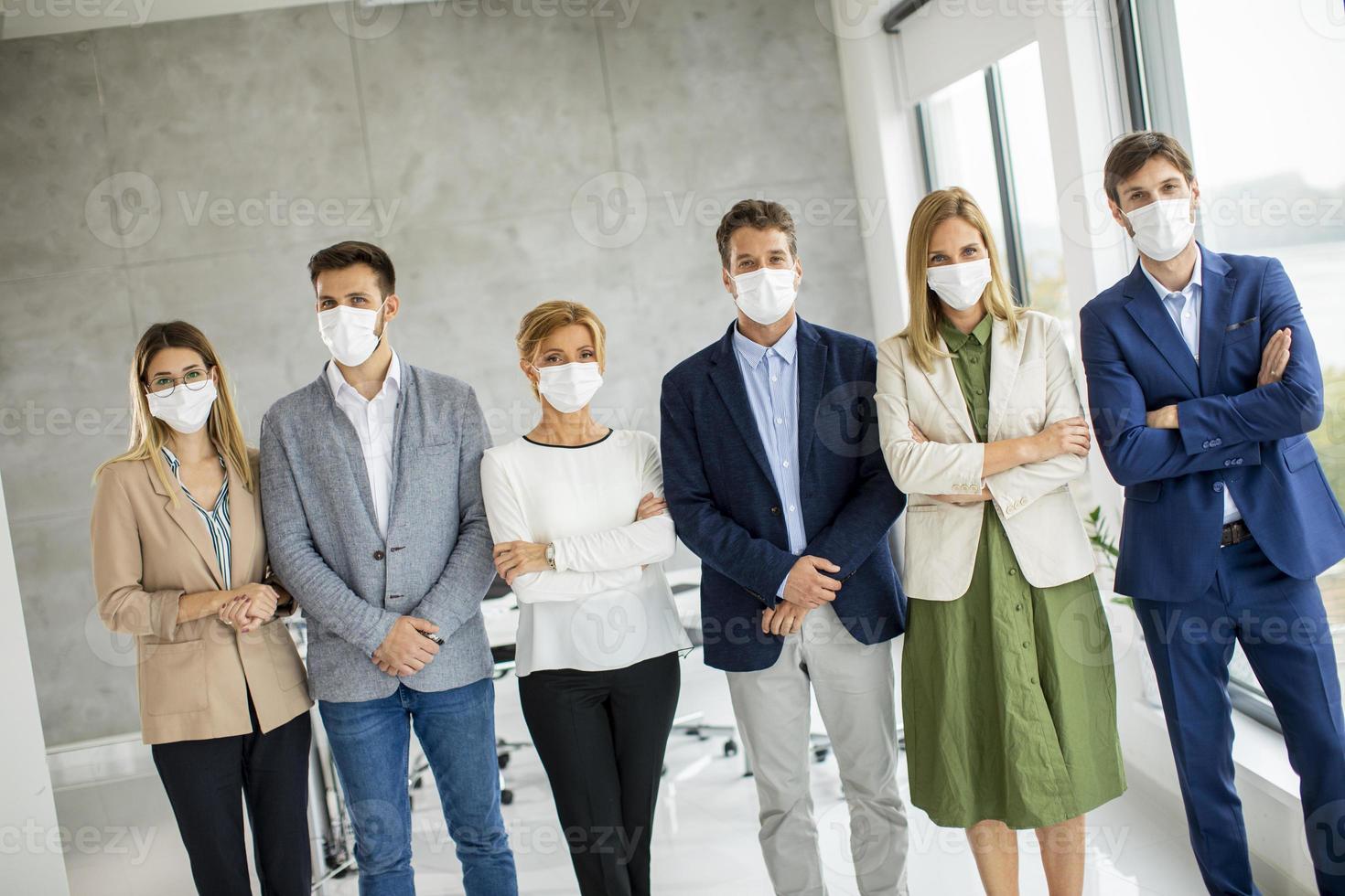 squadra di affari che indossa maschere foto