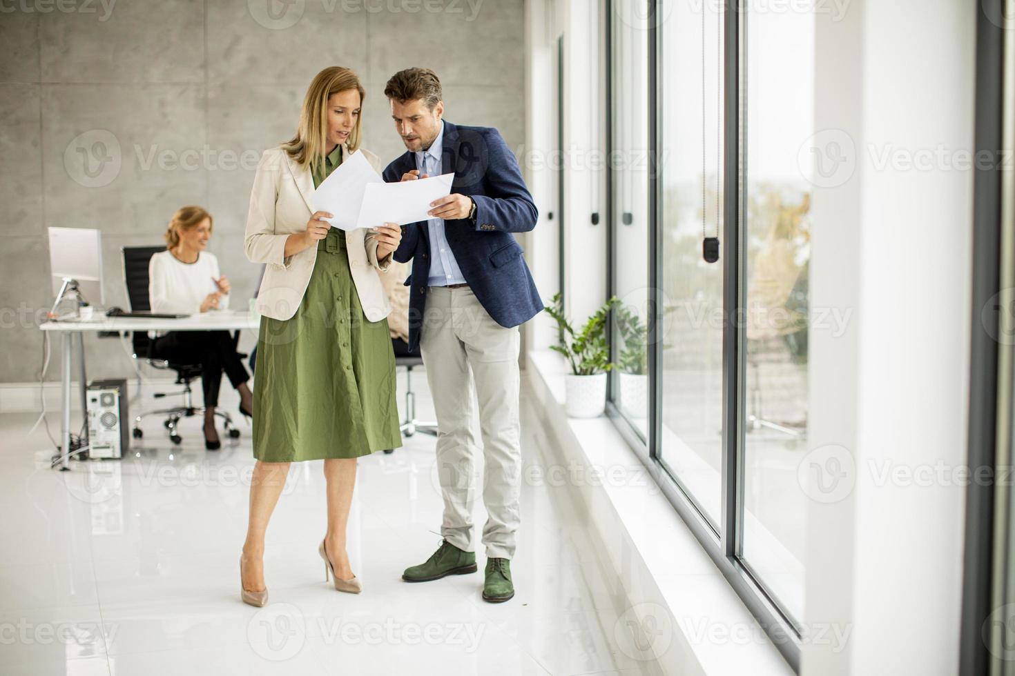 professionisti che lavorano in un ufficio moderno foto