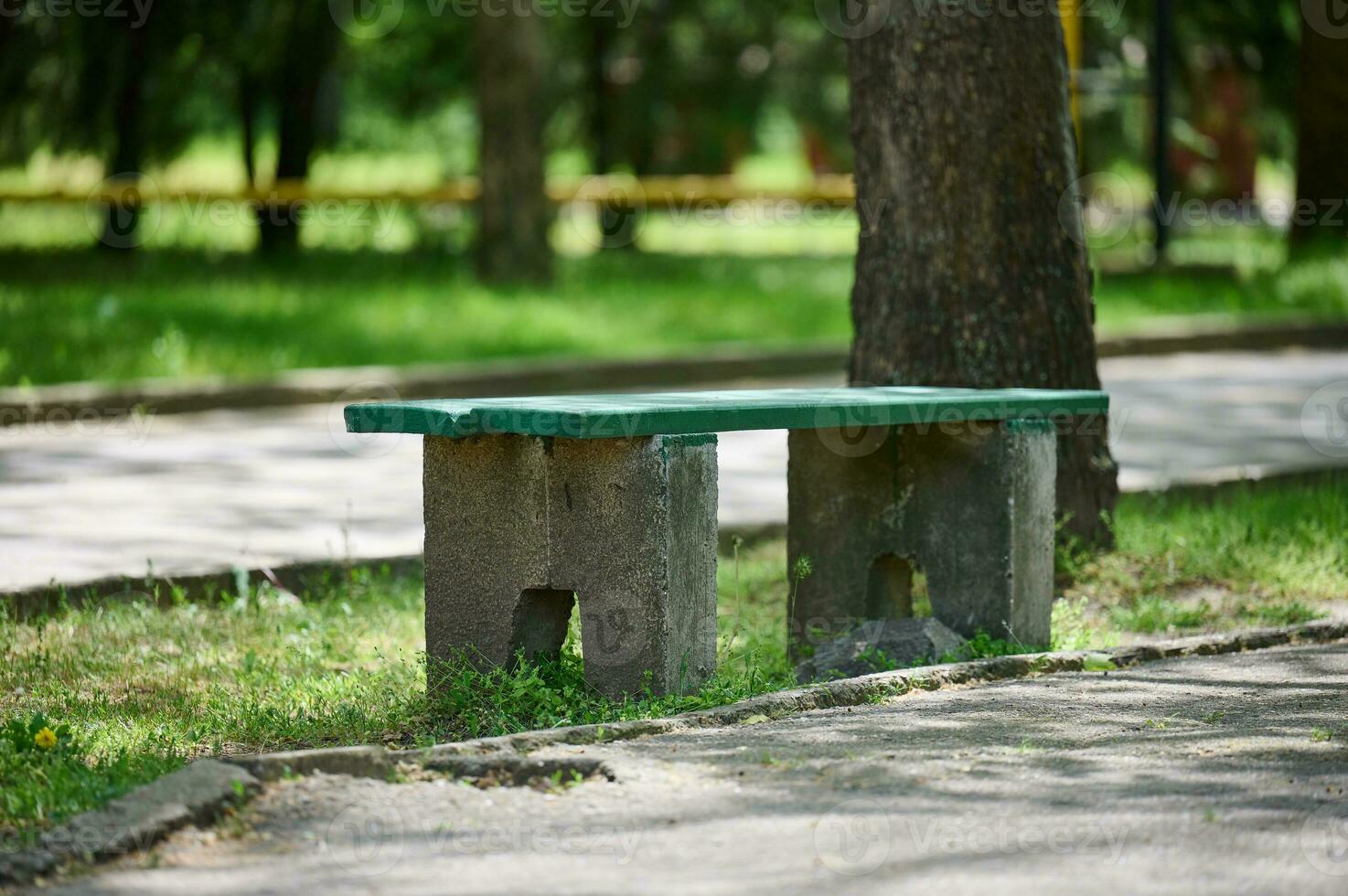 vuoto pietra panchina nel il città giardino foto