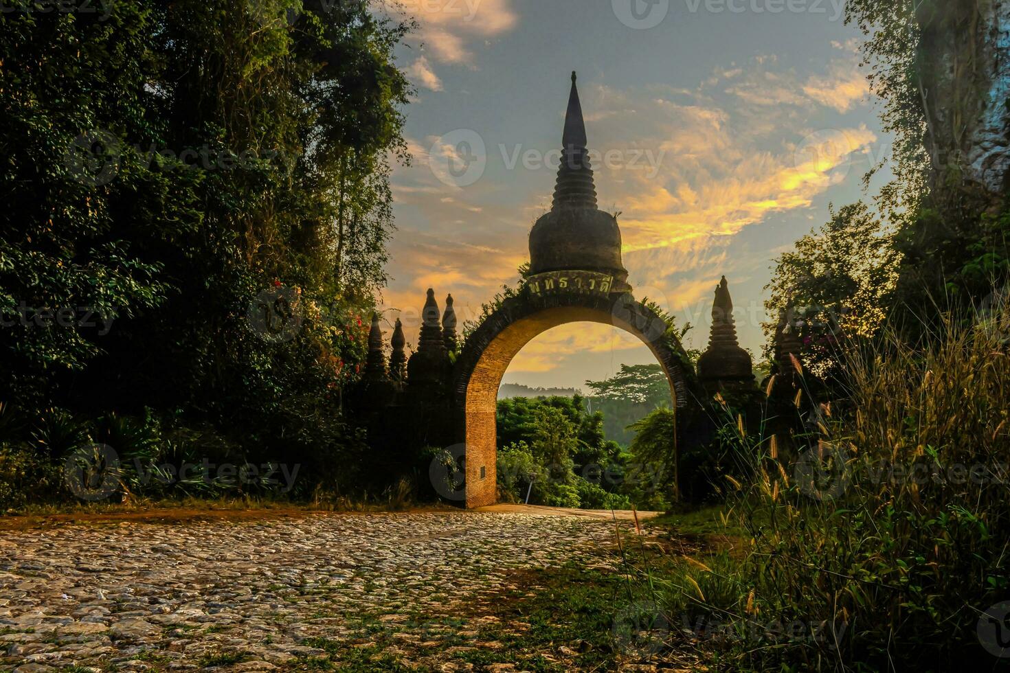 paesaggio di bellissimo Alba a khao n / A nai luang dharma parco nel surat di me, Tailandia foto