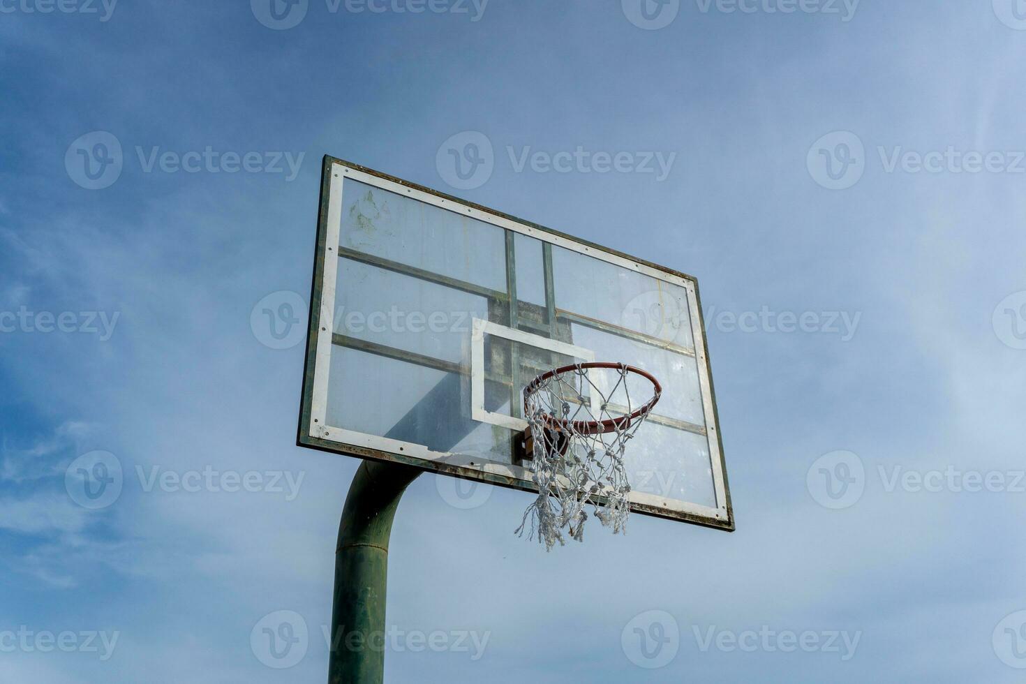 Basso angolo Visualizza di pallacanestro squillare su cielo sfondo. all'aperto pallacanestro cerchio. foto