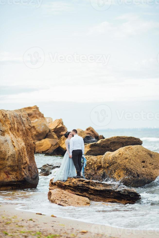 stessa coppia con una sposa in una passeggiata vestito blu foto