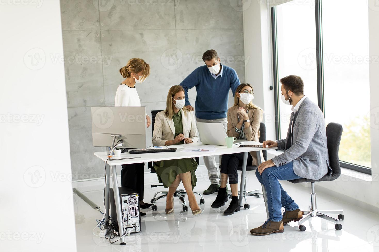 professionisti mascherati in una riunione in un ufficio moderno foto