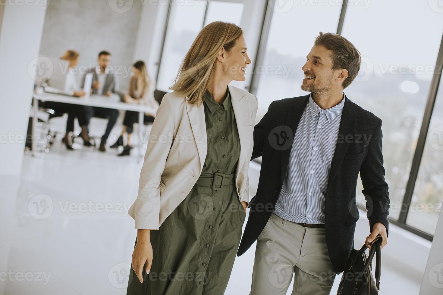 due professionisti che camminano insieme foto