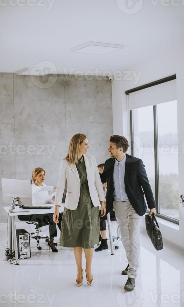 vista verticale di professionisti che camminano in un ufficio foto