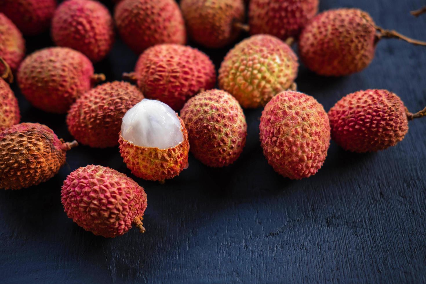 frutta fresca di litchi su uno sfondo di legno nero. foto