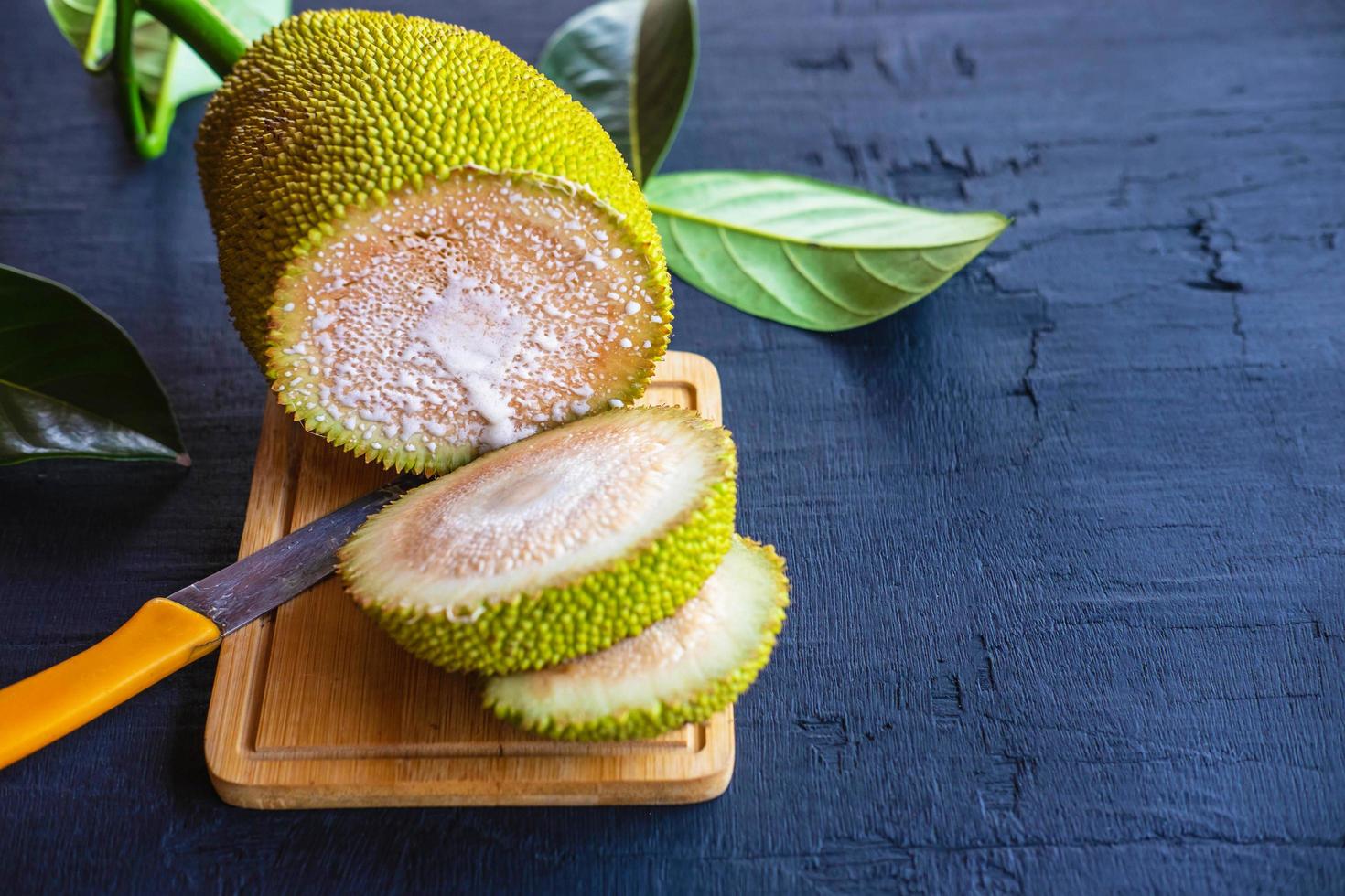 jackfruit su sfondo nero. foto