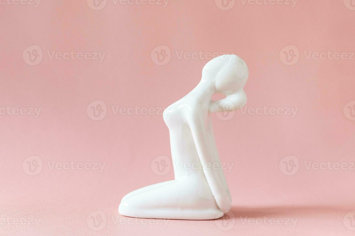 ceramica yoga figurina di donna fare yoga posa su rosa sfondo foto