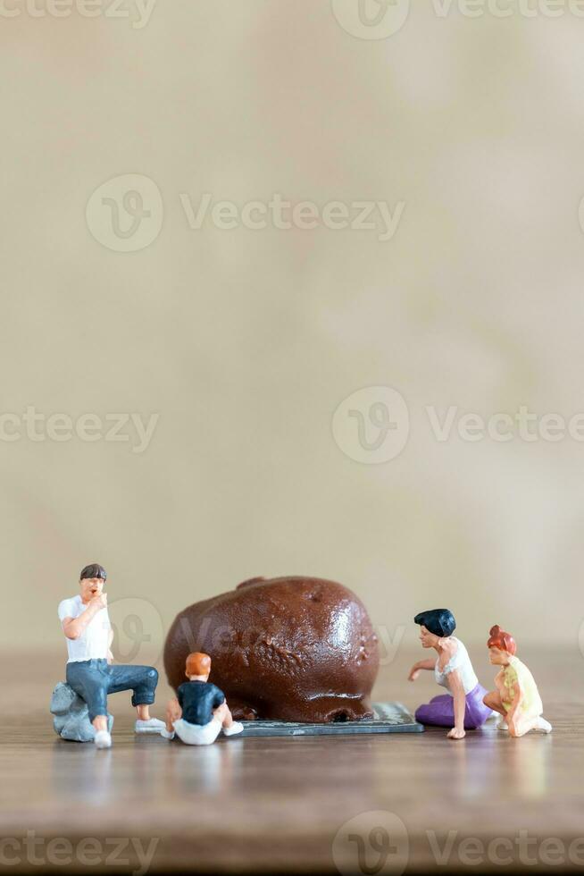 miniatura persone contento famiglia godendo cioccolato foto